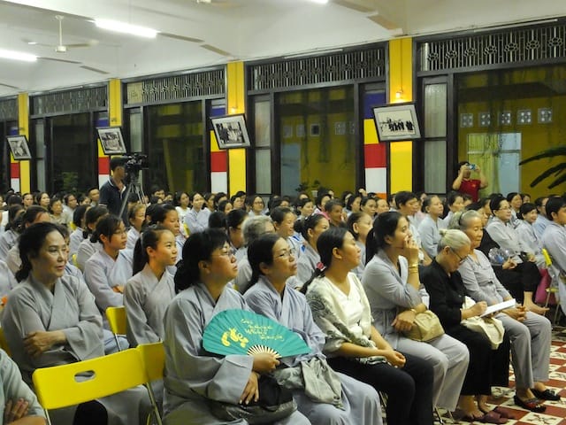 phat tu ngoi ben trong phong nghe thuyet giang rau tau khe phan7